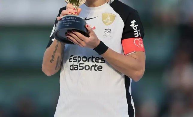 Gabriela Zanotti of Brazil's Corinthians celebrates with the trophy after defeating Colombia's Deportivo Cali and winning the Women's Copa Libertadores final soccer match in Buenos Aires, Argentina, Saturday, Oct. 18, 2025. (AP Photo/Luciano Gonzalez)
