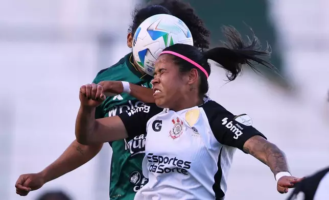 Victoria Albuquerque, right, of Brazil's Corinthians and Zharick Montoya of Colombia's Deportivo Cali go for a header during the Women’s Copa Libertadores final soccer match in Buenos Aires, Argentina, Saturday, Oct. 18, 2025. (AP Photo/Luciano Gonzalez)
