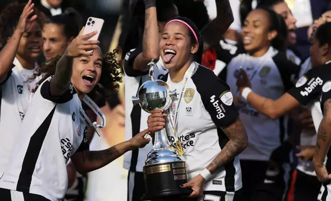 Players of Brazil's Corinthians celebrate with the trophy after defeating Colombia's Deportivo Cali and winning the Women's Copa Libertadores final soccer match in Buenos Aires, Argentina, Saturday, Oct. 18, 2025. (AP Photo/Luciano Gonzalez)
