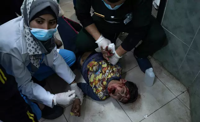 FILE.- A wounded Palestinian child is brought to Al-Najjar hospital in Rafah, southern Gaza Strip, on Feb. 24, 2024. (AP Photo/Fatima Shbair,File)