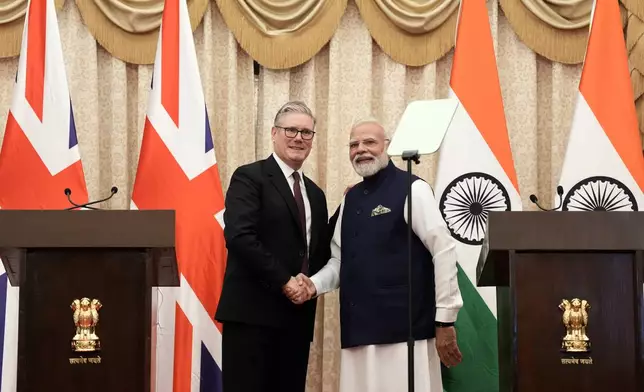 Britain's Prime Minister Keir Starmer, left, and India's Prime Minister Narendra Modi shake hands after delivering a statement to the press at Raj Bhavan in Mumbai, India Thursday, Oct. 9, 2025. (Stefan Rousseau/Pool Photo via AP)