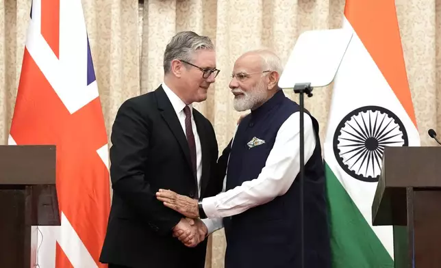 Britain's Prime Minister Keir Starmer, left, and India's Prime Minister Narendra Modi shake hands after delivering a statement to the press at Raj Bhavan in Mumbai, India Thursday, Oct. 9, 2025. (Stefan Rousseau/Pool Photo via AP)