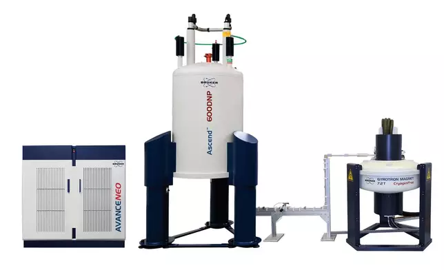 Ascend 600 MHz NMR DNP system with 7.2 T Gyrotron and microwave guide