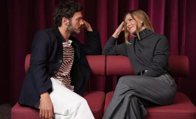 Adam Brody, left, and Kristen Bell, cast members in the Netflix series "Nobody Wants This," pose for a portrait in Los Angeles on Oct. 16, 2025. (AP Photo/Chris Pizzello)