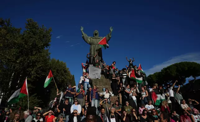 Pro-Palestinian demonstrators gather in Rome's San Giovanni Square, Saturday, Oct. 4, 2025, at the end of a march calling for an end to the war in Gaza. (AP Photo/Alessandra Tarantino)
