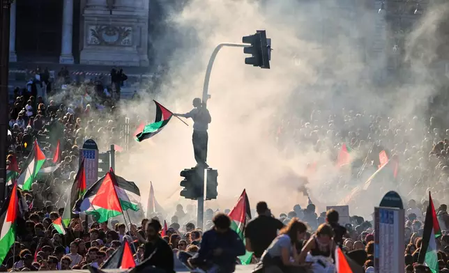 Pro-Palestinian demonstrators gather in Rome's San Giovanni Square, Saturday, Oct. 4, 2025, at the end of a march calling for an end to the war in Gaza. (AP Photo/Alessandra Tarantino)