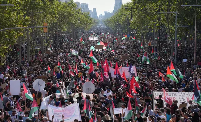Pro-Palestinian demonstrators rally during a protest in Barcelona, Spain, Sunday, Oct. 4, 2025 in solidarity with the Global Sumud Flotilla after ships were intercepted by the Israeli navy. (AP Photo/Emilio Morenatti)