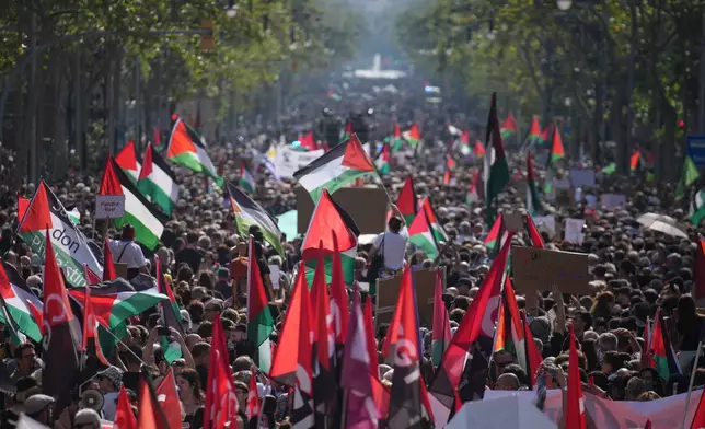 Pro-Palestinian demonstrators rally during a protest in Barcelona, Spain, Sunday, Oct. 4, 2025 in solidarity with the Global Sumud Flotilla after ships were intercepted by the Israeli navy. (AP Photo/Emilio Morenatti)