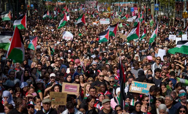 Demonstrators march during a pro-Palestinian rally in solidarity with the Global Sumud Flotilla after ships were intercepted by the Israeli navy, in Barcelona, Spain, Saturday, Oct. 4, 2025. (AP Photo/Emilio Morenatti)
