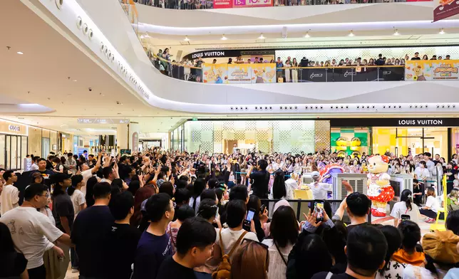 Heartland 66 in Wuhan attracted customer traffic with the popular IP “ButterBear,” with tenant sales on National Day more than doubling from last year
