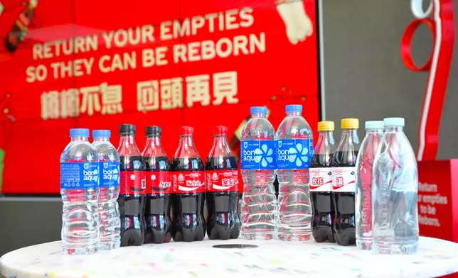 Leveraging its own facilities, Coca-Cola has become the first enterprise in Hong Kong to recycle plastic bottles into new ones. rPET bottles made from locally recycled plastics are used for new packaging at Coca-Cola’s production facility in Shatin.