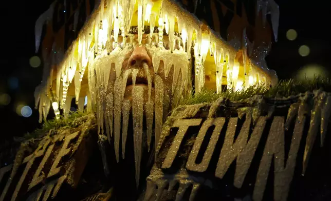 Green Bay Packers fan Jeff Kahlow watches before an NFL football game between the Green Bay Packers and the Philadelphia Eagles, Monday, Nov. 10, 2025, in Green Bay, Wis. (AP Photo/Mike Roemer)