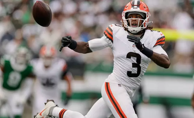Cleveland Browns wide receiver Jerry Jeudy (3) can't get to a pass in the first of an NFL football game against the New York Jets, Sunday, Nov. 9, 2025, in East Rutherford, N.J. (AP Photo/Adam Hunger)