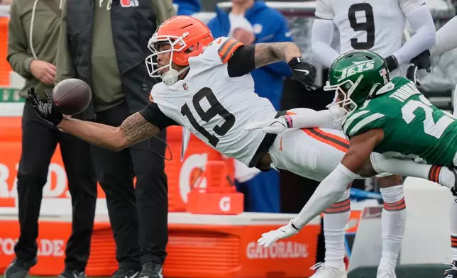 Cleveland Browns wide receiver Cedric Tillman (19) reaches for a pass in front of New York Jets cornerback Azareye'h Thomas (23) in the first half of an NFL football game, Sunday, Nov. 9, 2025, in East Rutherford, N.J. (AP Photo/Yuki Iwamura)