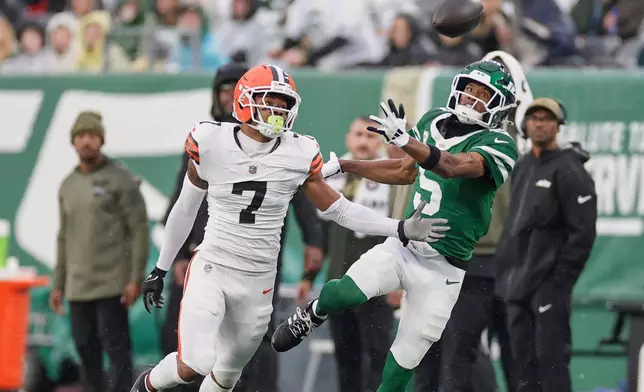 Cleveland Browns cornerback Tyson Campbell (7) and New York Jets wide receiver Garrett Wilson (5) watch the ball on an incomplete pass in the second half of an NFL football game, Sunday, Nov. 9, 2025, in East Rutherford, N.J. (AP Photo/Adam Hunger)