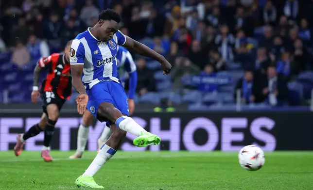 Porto's Samu scores his side's third goal from the penalty spot during the Europa League opening phase soccer match between FC Porto and Nice in Porto, Portugal, Thursday, Nov. 27, 2025. (AP Photo/Luis Vieira)