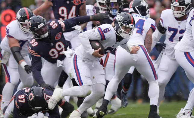 New York Giants quarterback Jaxson Dart (6) gets past Chicago Bears defense while running in a touchdown during the first half of an NFL football game Sunday, Nov. 9, 2025, in Chicago. (AP Photo/Nam Y. Huh)