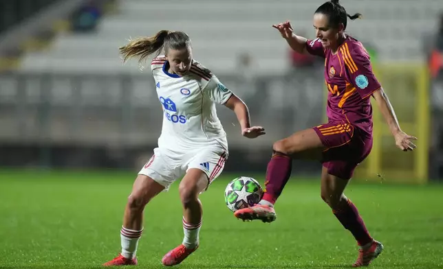 Valerenga's Stine Brekken, left, AS Roma's Evelyne Viens battle for the ball during the women's Champions League soccer match between Roma and Valerenga, in Rome, Tuesday, Nov. 11, 2025. (Alfredo Falcone/LaPresse via AP)