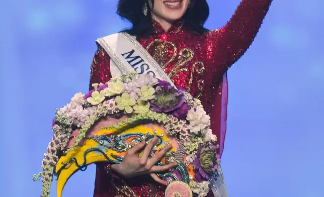 Miss Mexico Fatima Bosch celebrates winning the 2025 Miss Universe pageant in Nonthaburi, north of Bangkok, in Nonthaburi province, Thailand, Friday, Nov. 21, 2025. (AP Photo/Sakchai Lalit)