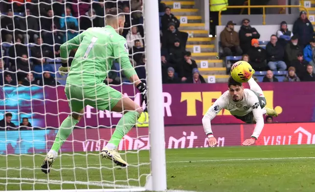 Chelsea's Pedro Neto, right, scores the opening goal during the English Premier League soccer match between Burnley v Chelsea, in Burnley, England, Saturday, Nov. 22, 2025. (Gary Oakley/PA via AP)