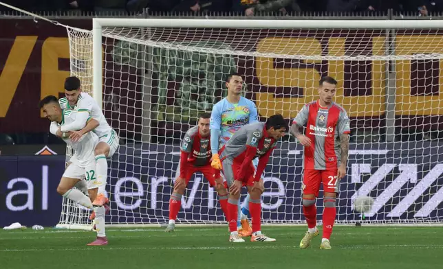 Cremonese players look dejected after Roma scored during the Italian Serie A soccer match between Cremonese and Roma in Cremona, Italy, Sunday, Nov. 23, 2025. (Alberto Mariani/LaPresse via AP)