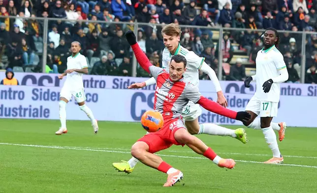 Cremonese's Antonio Sanabria, center, during the Italian Serie A soccer match between Cremonese and Roma in Cremona, Italy, Sunday, Nov. 23, 2025. (Alberto Mariani/LaPresse via AP)