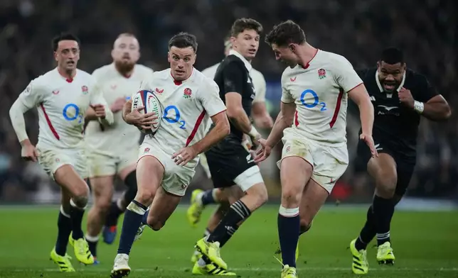 England George Ford, center, runs to score a try during the rugby union Nations Series match between England and New Zealand in London, Saturday, Nov. 15, 2025. (AP Photo/Kin Cheung)