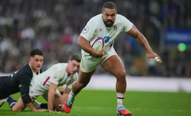 England Ollie Lawrence breaks away to score a try during the rugby union Nations Series match between England and New Zealand in London, Saturday, Nov. 15, 2025. (AP Photo/Kin Cheung)