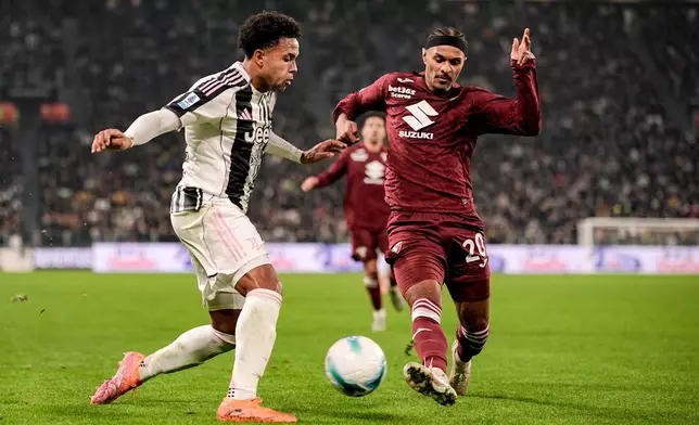 Juventus' Weston McKennie, left, fights for the ball with Torino's Valentino Lazaro during the Serie A soccer match between Juventus and Torino, in Turin, Italy, Saturday, Nov. 8, 2025. (Marco Alpozzi/LaPresse via AP)
