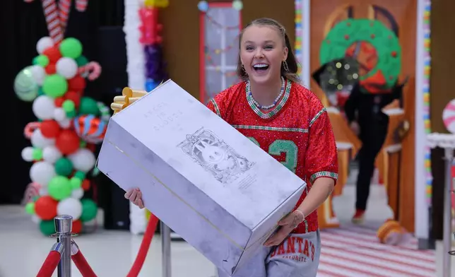 JoJo Siwa greets shoppers at Mall of America for Black Friday deals, Friday, Nov. 28, 2025, in Bloomington, Minn. (AP Photo/Adam Bettcher)