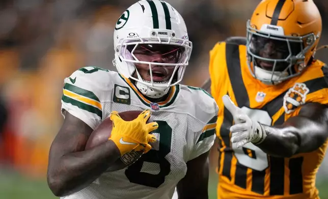 Green Bay Packers' Josh Jacobs runs past Pittsburgh Steelers' Patrick Queen for a touchdown during the second half of an NFL football game Sunday, Oct. 26, 2025, in Pittsburgh. (AP Photo/Sue Ogrocki)