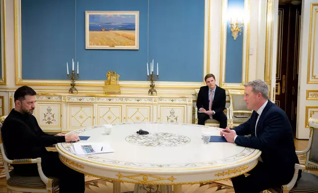 In this photo provided by the Ukrainian Presidential Press Office, Ukrainian President Volodymyr Zelenskyy, left, talk with U.S. Secretary of the Army Dan Driscoll in Kyiv, Ukraine, Thursday, Nov. 20, 2025. (Ukrainian Presidential Press Office via AP)