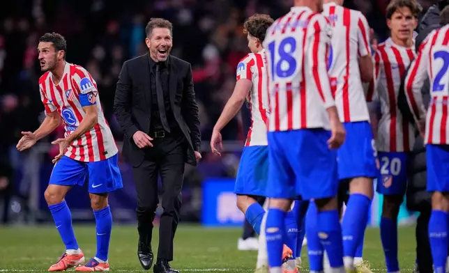 Atletico Madrid's players celebrate after wining the Champions League opening phase soccer match against Inter Milan, in Madrid, Spain, Wednesday, Nov. 26, 2025. (AP Photo/Manu Fernandez)