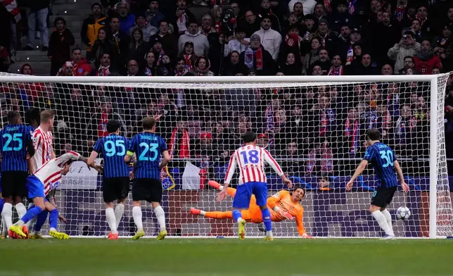 Atletico Madrid's Jose Gimenez scores his side's second goal during the Champions League opening phase soccer match between Atletico Madrid and Inter Milan, in Madrid, Spain, Wednesday, Nov. 26, 2025. (AP Photo/Manu Fernandez)