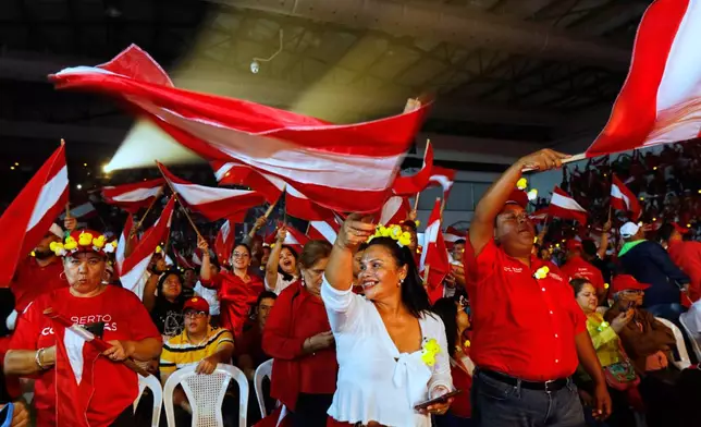 Supporters of the Liberal Party cheer for presidential candidate Salvador Nasralla during his campaign's closing event in San Pedro Sula, Honduras, Sunday, Nov. 23, 2025. (AP Photo/Delmer Martinez)