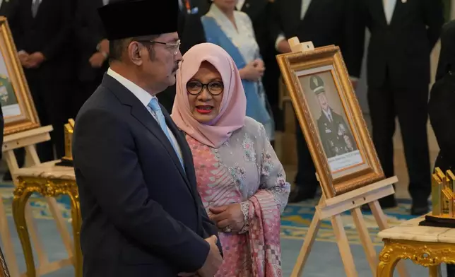 Siti Hardiyanti Rukmana, the eldest daughter of the late President Suharto confers with her brother Bambang Trihatmojo during a ceremony awarding national hero title to ten figures including the former strongman, at the State Palace in Jakarta, Indonesia, Monday, Nov. 10, 2025. (AP Photo/Achmad Ibrahim)