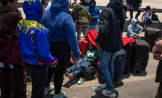 Migrants wait to cross into Peru at the Chacalluta border crossing point in Arica, Chile, Friday, Nov. 28, 2025. (AP Photo/Ibar Silva)