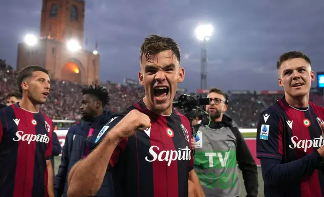 Bologna's Thijs Dallinga celebrates his side's 2-0 win at the end of a Serie A soccer match between Bologna and Napoli, in Bologna, northern Italy, Sunday, Nov. 9, 2025. (Massimo Paolone/LaPresse via AP)