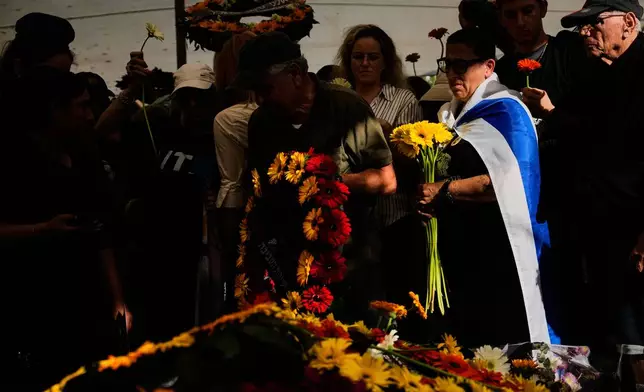 Mourners attend the funeral of slain hostage Israeli-American Staff Sgt. Itay Chen at Kiryat Shaul Cemetery in Tel Aviv, Israel, Sunday, Nov. 9, 2025, after his body was returned from Gaza. (AP Photo/Ohad Zwigenberg)