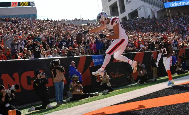 New England Patriots tight end Hunter Henry (85) celebrates after catching a touchdown pass during the first half of an NFL football game against the Cincinnati Bengals, Sunday, Nov. 23, 2025, in Cincinnati. (AP Photo/Carolyn Kaster)