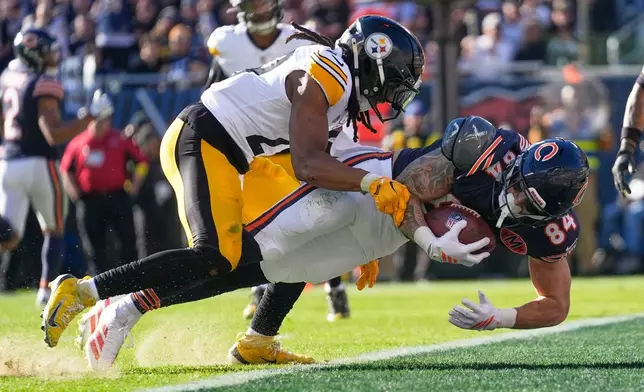 Chicago Bears tight end Colston Loveland (84) dives into the end zone for a touchdown with Pittsburgh Steelers safety Kyle Dugger, left, defending during the first half of an NFL football game Sunday, Nov. 23, 2025, in Chicago. (AP Photo/Erin Hooley)