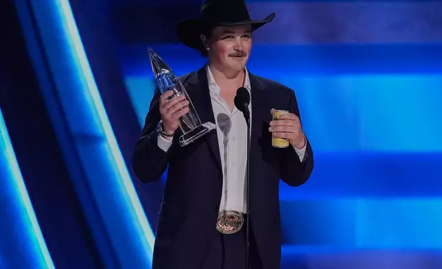 Zach Top receives the award for new artist of the yearTucker Wetmore receives the award for new artist of the year during the 59th Annual Country Music Association Awards on Wednesday, Nov. 19, 2025, at Bridgestone Arena in Nashville, Tenn. (AP Photo/George Walker IV)