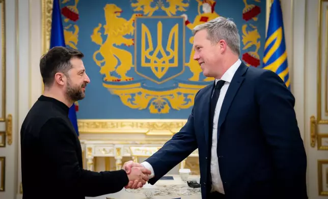 In this photo provided by the Ukrainian Presidential Press Office, Ukrainian President Volodymyr Zelenskyy, left, shakes hands with U.S. Secretary of the Army Dan Driscoll in Kyiv, Ukraine, Thursday, Nov. 20, 2025. (Ukrainian Presidential Press Office via AP)