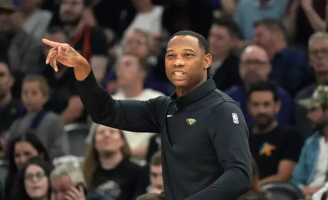 New Orleans Pelicans head coach Willie Green talks to a player during the first half of an NBA basketball game against the Phoenix Suns Monday, Nov. 10, 2025, in Phoenix. (AP Photo/Ross D. Franklin)