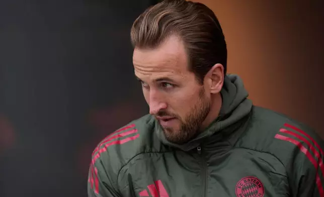 Bayern's Harry Kane arrives for a training session in Munich, Germany, Tuesday, Nov. 25, 2025, ahead of the Champions League opening phase soccer match between Arsenal London and FC Bayern. (AP Photo/Matthias Schrader)