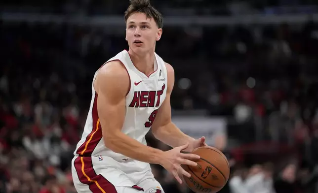 Miami Heat guard Pelle Larsson handles the ball during the first half of an NBA Cup basketball game against the Chicago Bulls, Friday, Nov. 21, 2025, in Chicago. (AP Photo/Erin Hooley)