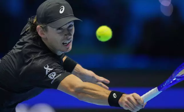 Australia's Alex de Minaur returns to Italy's Jannik Sinner during semifinal tennis match of the ATP World Tour Finals, in Turin, Italy, Saturday, Nov. 15, 2025. (AP Photo/Antonio Calanni)