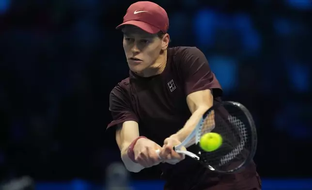 Italy's Jannik Sinner returns to Australia's Alex de Minaur during semifinal tennis match of the ATP World Tour Finals, in Turin, Italy, Saturday, Nov. 15, 2025. (AP Photo/Antonio Calanni)