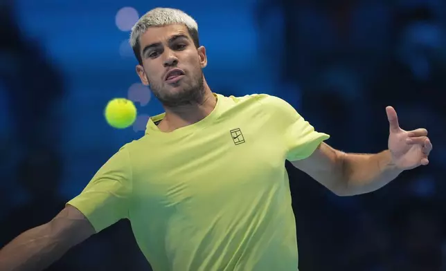 Spain's Carlos Alcaraz returns to Canada's Felix Auger-Aliassime during semifinal tennis match of the ATP World Tour Finals, in Turin, Italy, Saturday, Nov. 15, 2025. (AP Photo/Antonio Calanni)