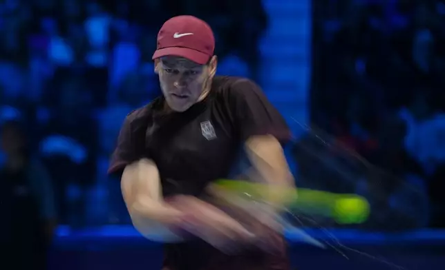 Italy's Jannik Sinner returns to Australia's Alex de Minaur during semifinal tennis match of the ATP World Tour Finals, in Turin, Italy, Saturday, Nov. 15, 2025. (AP Photo/Antonio Calanni)
